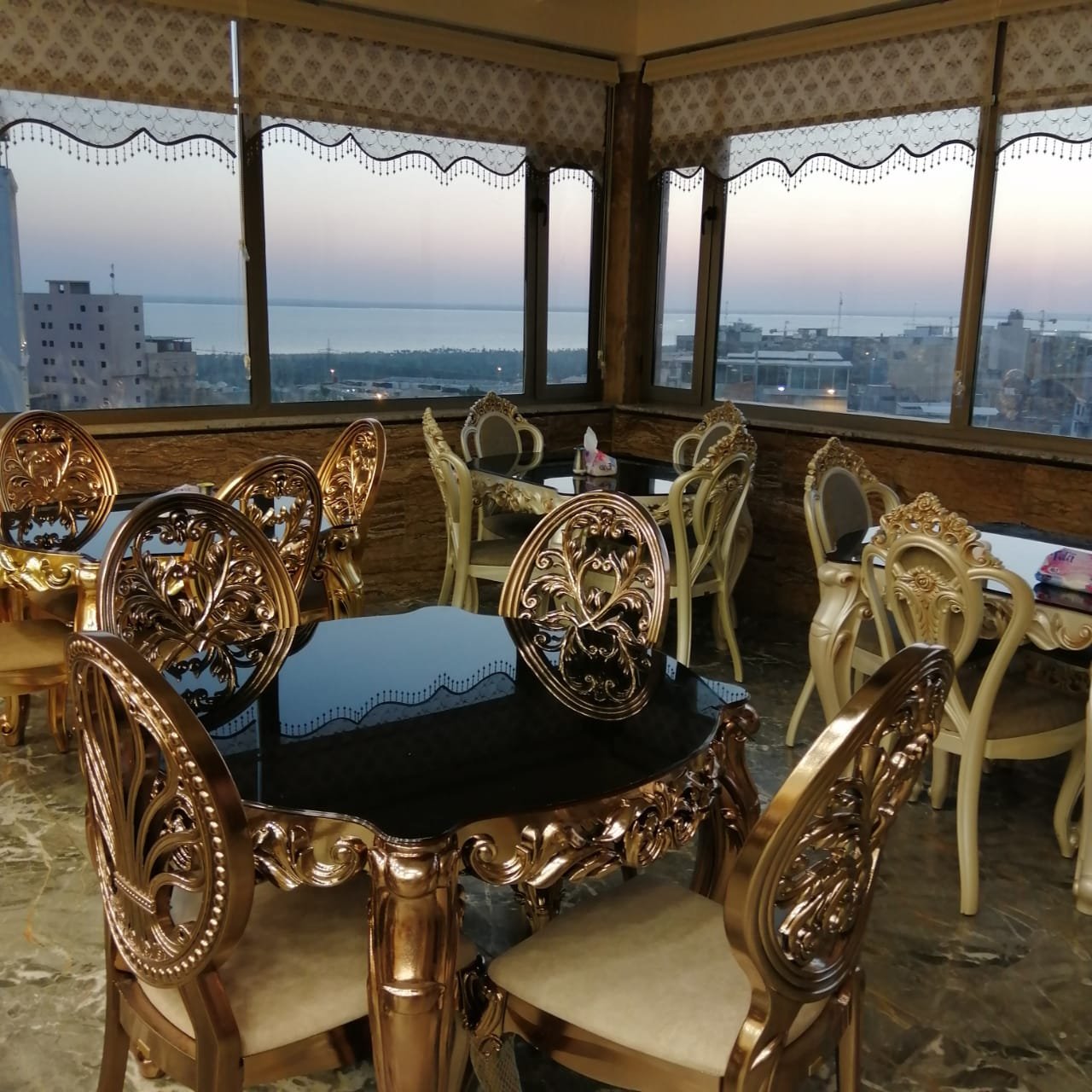 فندق كراون بلاس السياحي